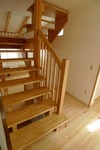 スキップ階段は、空気の流れをよくします。
階段を上るとスキップフロアー。家の上下の空間を有効に使えるスキップフロアーは、広さはもちろん、ワクワク感を与えてくれます。