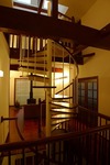 オリジナルのらせん階段。手すりは木製で、温かみがあります。
ストーブの吹き抜けとこのらせん階段で、ストーブの暖気を2階にあがり、室内の空気循環が自然に行われます。