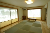 2階にある居間です。琉球風の正方形の畳を使用し、周りが床で囲われていることで、モダンな雰囲気に。大きな窓を開けると、ウッドデッキに続いており、天気の良い日には居間にいながらにして素晴らしい風景を眺められます。