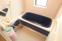 【ビフォー】20年間使ってきた浴槽の塗装が剥げてきたこともあり、気持ちを新たに浴室全体をリフォームしました。
